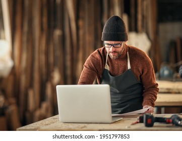 Handwerker mit Laptop