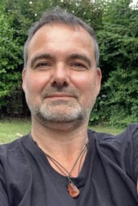 Tim im Garten